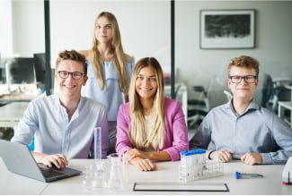 zdjęcie inżynierów w środowisku biurowym miniaturka