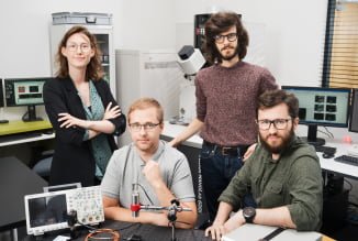 zdjęcie inżynierów w środowisku laboratoryjnym miniaturka
