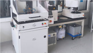 zdjęcie przedstawiające laboratorium chemiczne (obcięte)